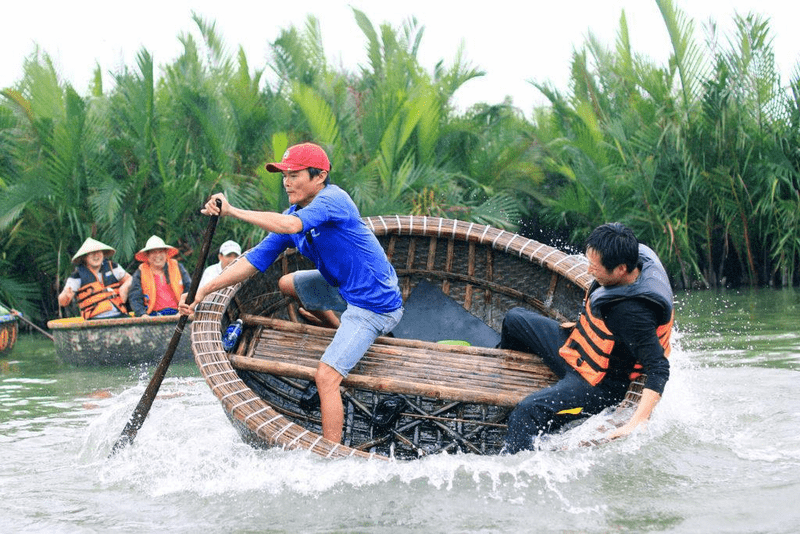 rình diễn xoay thuyền thúng tốc độ cao