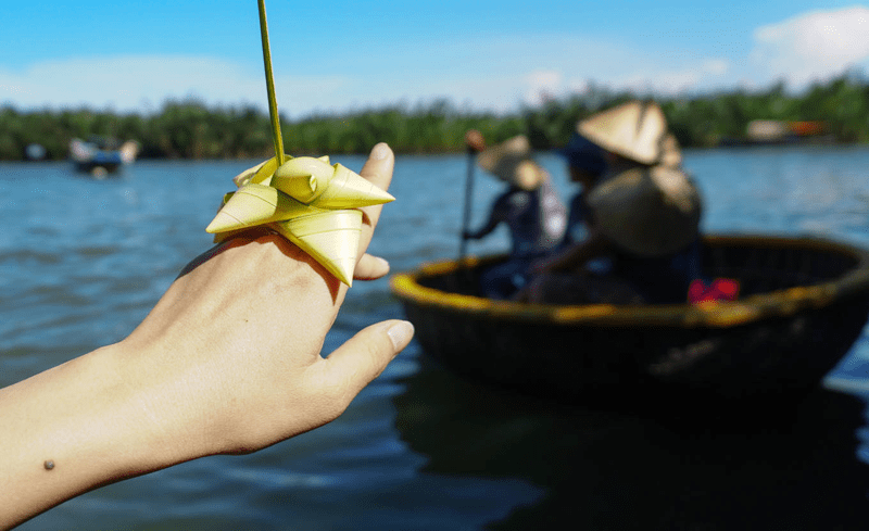 nhẫn, vòng tay đan bằng lá dừa để làm quà lưu niệm