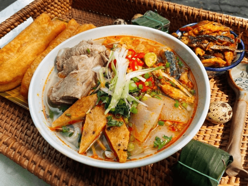 Bánh canh ruộng có nhiều topping ngon, hương vị đậm đà, dễ ăn