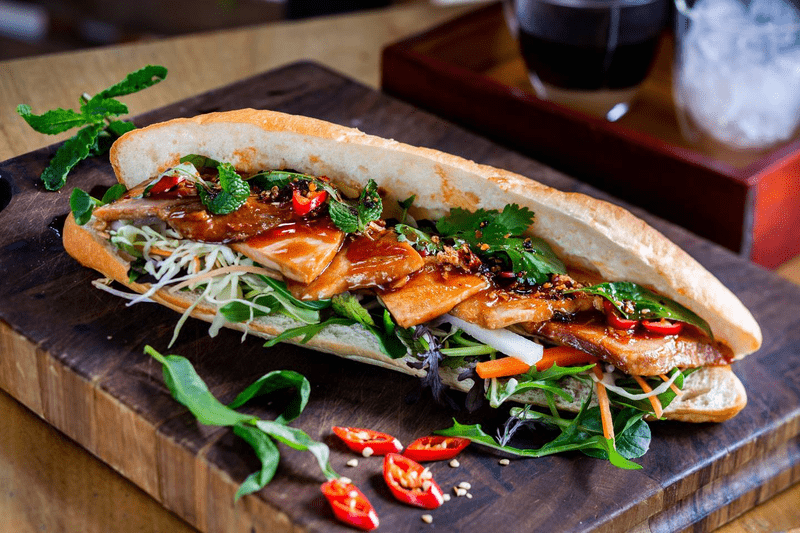 Bánh mì Hội An mang hương vị hòa quyện, đậm đà với phần pate thơm béo