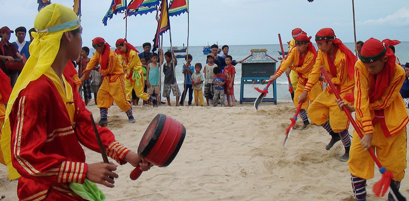 Hát bả trạo là điểm nhấn quan trọng trong lễ tế Cá Ông (Nguồn:mia.vn)