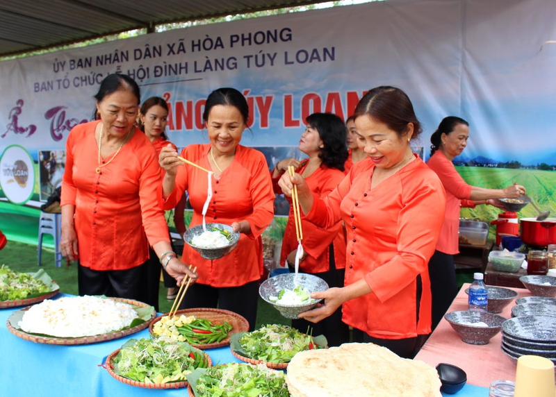 Thưởng thức mì quảng, đặc sản của khu vực Quảng Nam – Đà Nẵng (Nguồn: sgtiepthi.vn)