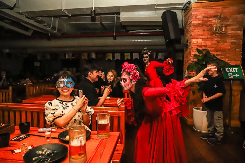 Vào tháng 10, đêm hội Halloween mừng mùa vàng bội thu được tổ chức hoành tráng