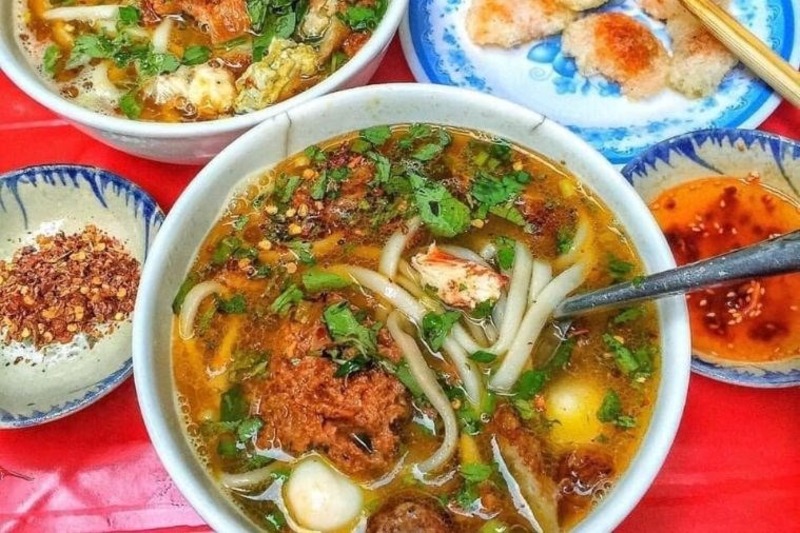 Tô bánh canh chả cá siêu ngon của dì Huê