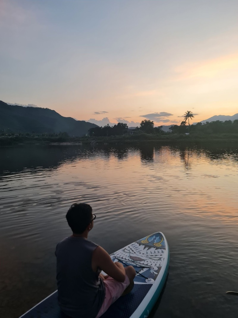 Chèo sup ngắm hoàng hôn trên sông Cu Đê tại khu cắm trại Hòa Bắc là một trải nghiệm thú vị được nhiều bạn trẻ ưa thích (Nguồn: googleusercontent)