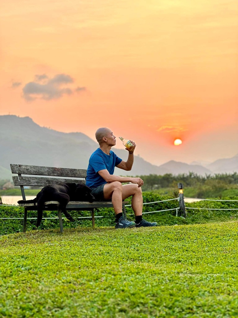 Du khách chạy bộ và hít thở khí trời trong lành, mát mẻ vào buổi sáng sớm tại khu cắm trại Hòa Bắc (Nguồn: googleusercontent)