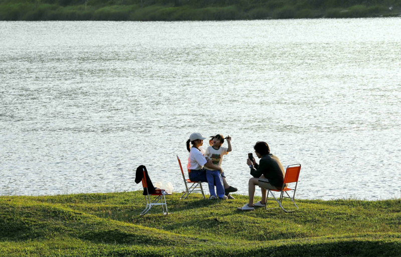 Gia đình nhỏ nghỉ dưỡng tại một trong những khu cắm trại tại Hòa Bắc (Nguồn: VnExpress)