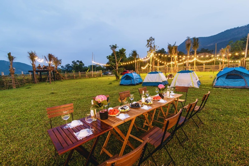 Hòa Bắc Ecolodge chuẩn bị sẵn BBQ và trái cây tráng miệng phục vụ nhu cầu ăn uống của du khách