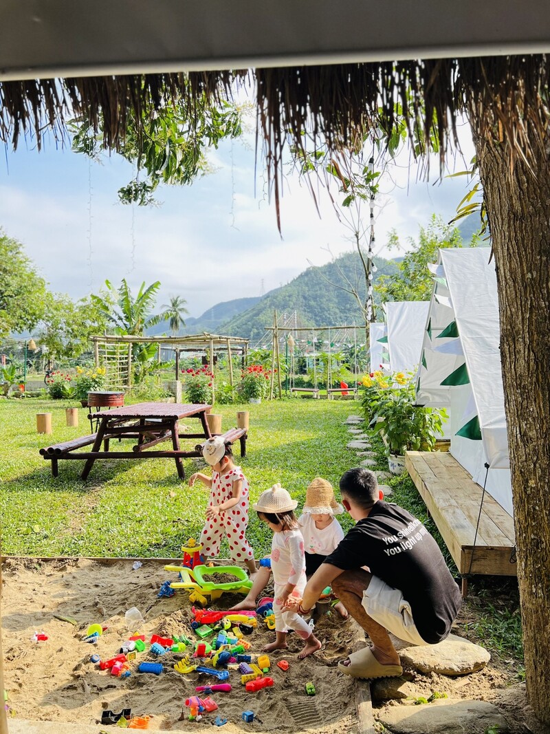 Một góc có bãi cát để các bạn nhỏ thỏa sức chơi đùa (Nguồn: Nam Yên Camping)