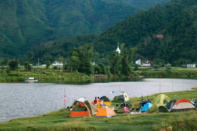 Nên đi theo đoàn đông người, tránh đi một mình vì vì xung quanh khu cắm trại Hòa Bắc là sông suối, núi đồi, khá hoang sơ, vắng vẻ và ít nhà người dân (Nguồn: googleusercontent)