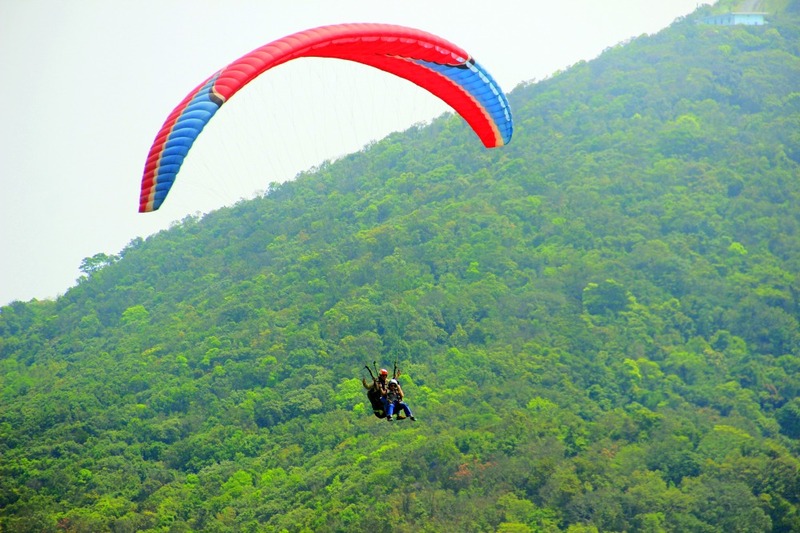 Bay dù lượn là một trải nghiệm mạo hiểm cảm giác mạnh đặc sắc tại bán đảo Sơn Trà