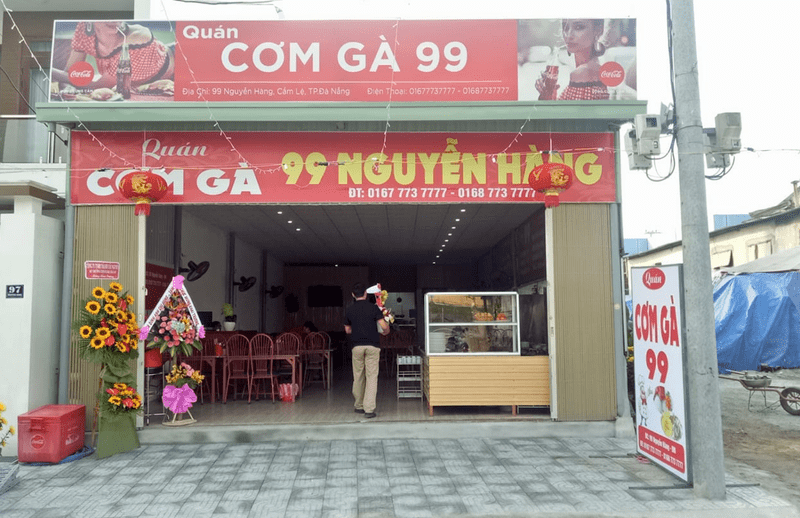 Không gian Quán Cơm gà 99 rộng rãi, có chỗ để xe cho bạn thoải mái tận hưởng thời gian ăn tại quán (Nguồn: Cơm gà 99 Nguyễn Hàng)