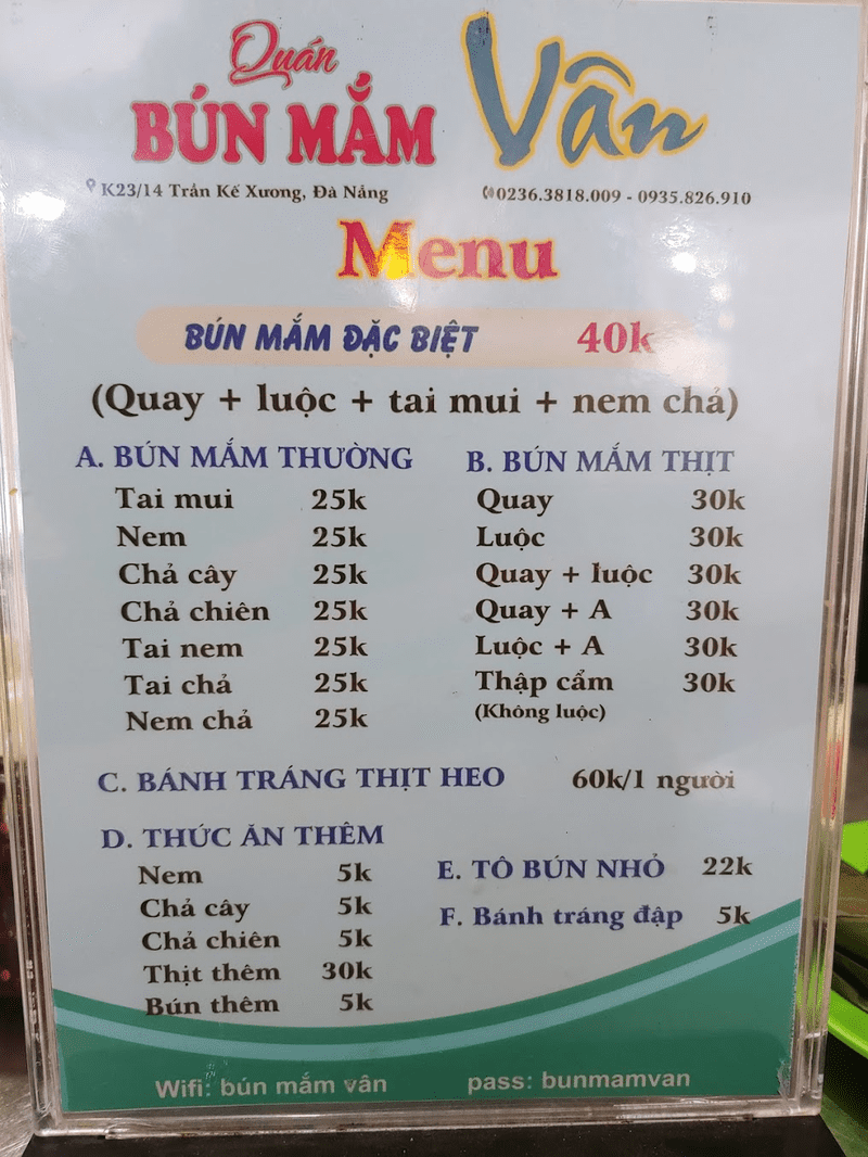 Menu của quán có nhiều món ăn kèm với bún mắm, ngoài ra còn có bánh tráng thịt heo để cho thực khách lựa chọn (Nguồn: googleusercontent)