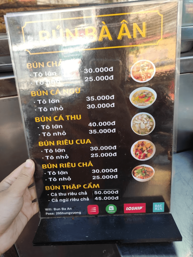 Menu quán Bún Bà Ân phong phú với mỗi loại đều có tô lớn và tô nhỏ cho bạn lựa chọn (Nguồn: googleusercontent)