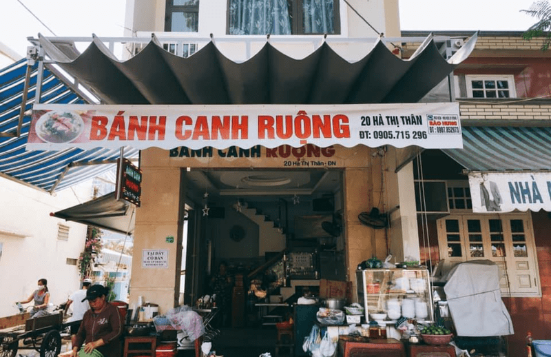 Không gian quán Bánh Canh Ruộng bao gồm trong nhà và bên ngoài cho bạn thoải mái thưởng thức