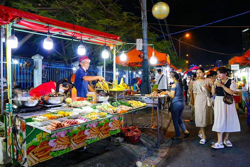 Chụp hình cùng các gian hàng ăn uống bắt mắt (Nguồn: sohanews)