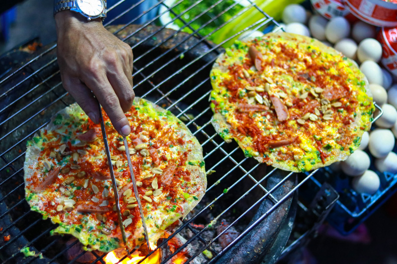 Các món ăn đường phố được chế biến thơm ngon, đẹp mắt như gà nướng, bắp nướng… (Nguồn: toplist.vn)