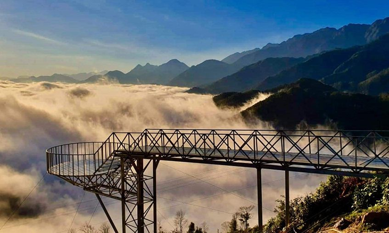 Cầu săn mây nằm cạnh cột mốc biển mây Ô Quy Hồ Sa Pa