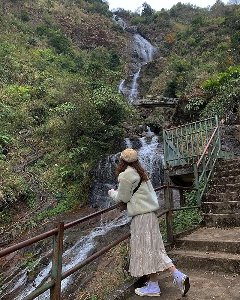 Du khách nữ ngắm nhìn dòng chảy róc rách của thác Bạc