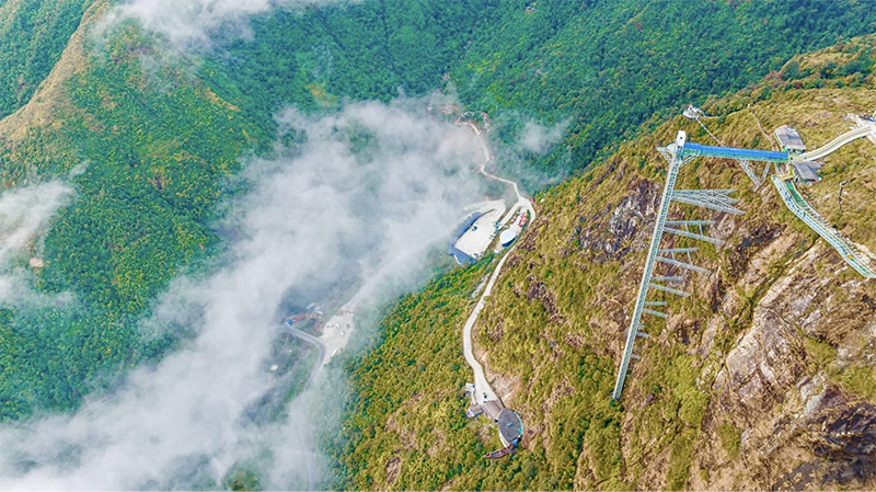 Hệ thống thang máy tại cầu kính Rồng Mây hiện đại đáp ứng tiêu chuẩn quốc tế về an toàn