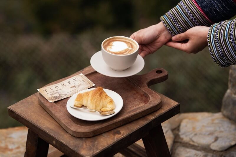 Quán chỉ phục vụ bộ đôi Cappuccino và bánh Croissant duy nhất cho tất cả du khách