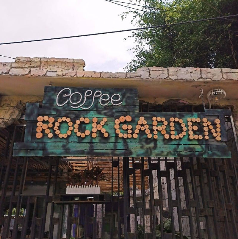 Rock Garden Coffee là một quán cà phê đơn giản với phong cách trang trí có phần bụi bặm