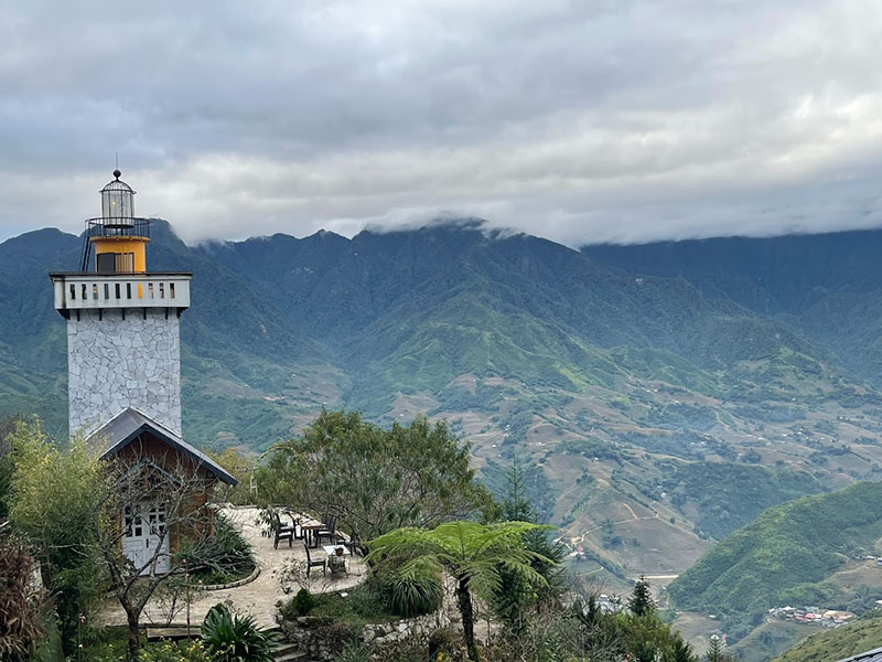 Quán cà phê như căn nhà nhỏ xinh đẹp nép mình giữa núi rừng hùng vĩ, hoang sơ