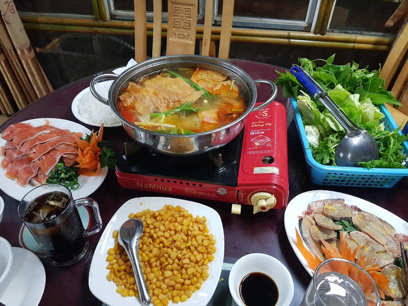 Lẩu cá tầm kết hợp cá hồi tại nhà hàng Lương Ngọc