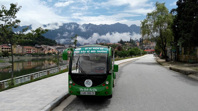 Hãng xe điện Group Tour đưa du khách tham quan trung tâm thị trấn