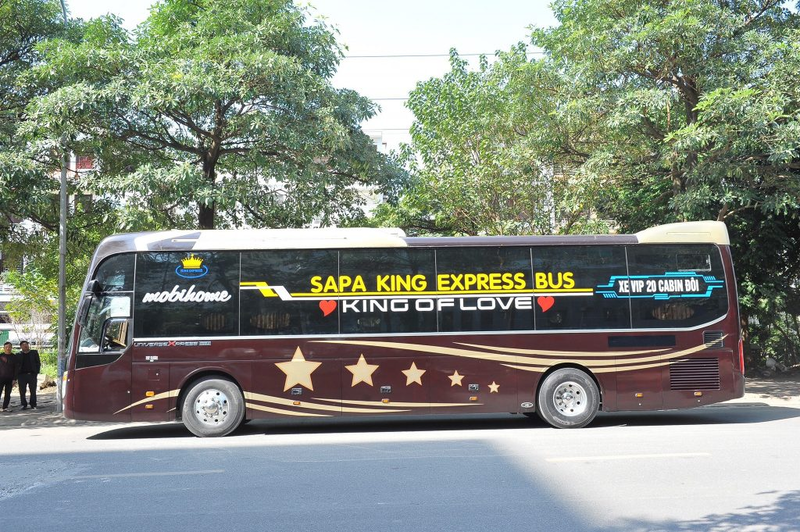 Dòng xe cabin đôi của hãng King Express Bus còn có tên gọi là “King of Love”