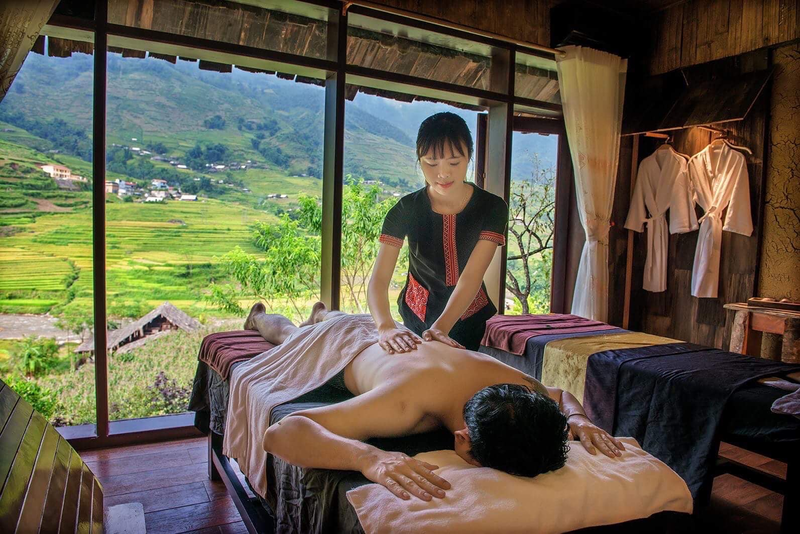 Khách hàng vừa tận hưởng bài massage chân, vừa dõi mắt ngắm cảnh qua khung cửa kính trong suốt