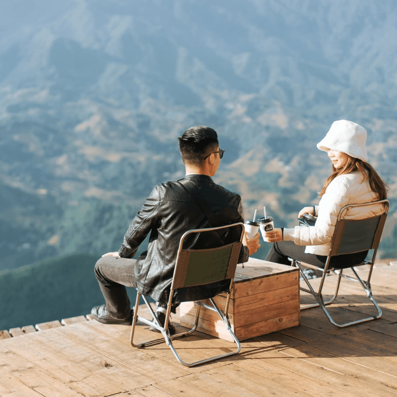 Du khách vừa ngắm cảnh, vừa nhâm nhi cốc cafe tại Best View Sa Pa