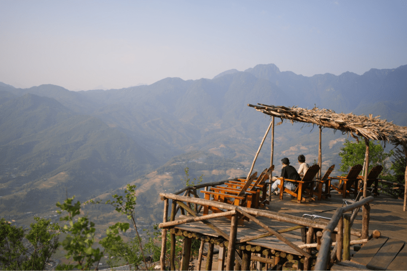 Du khách đăm chiêu ngắm nhìn dãy núi trập trùng