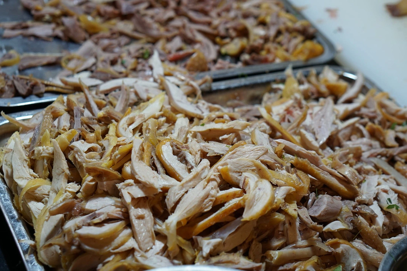 Thịt gà nuôi thả trên nương săn chắc, ngọt thịt là một trong những điểm đặc trưng của món phở Bắc Hà (Nguồn: Báo Tuổi trẻ)