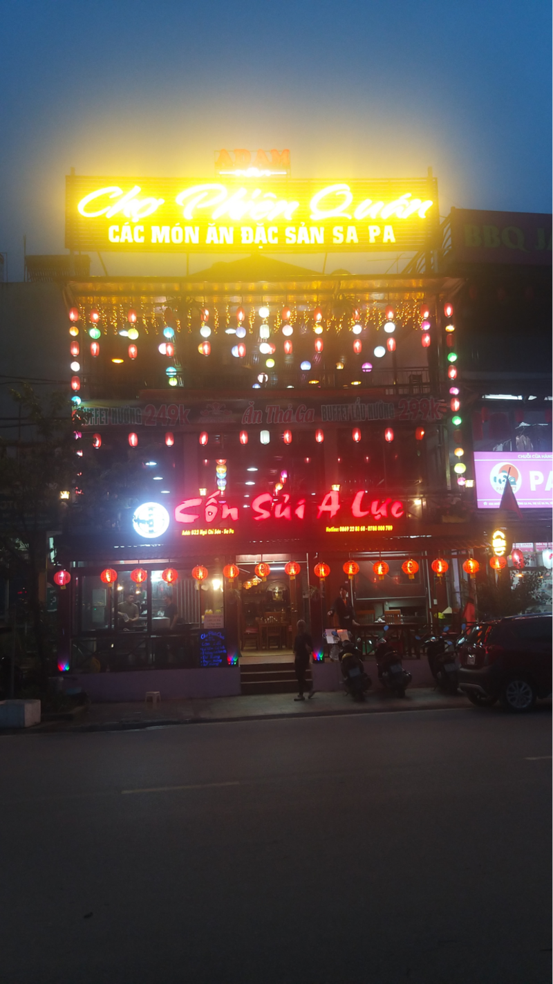 Nhà hàng Chợ Phiên Quán phục vụ cơm trưa và tối cho các du khách có nhu cầu ăn uống sau khi “du hí” Sa Pa