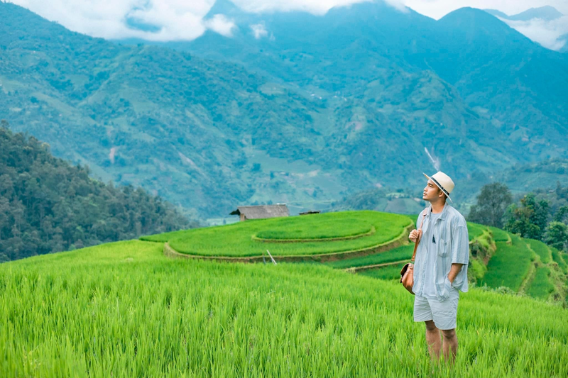 Áo sơ mi mỏng khoác ngoài kết hợp cùng áo thun, quần ngắn tạo thành một bộ trang phục năng động để khám phá ruộng bậc thang Sa Pa