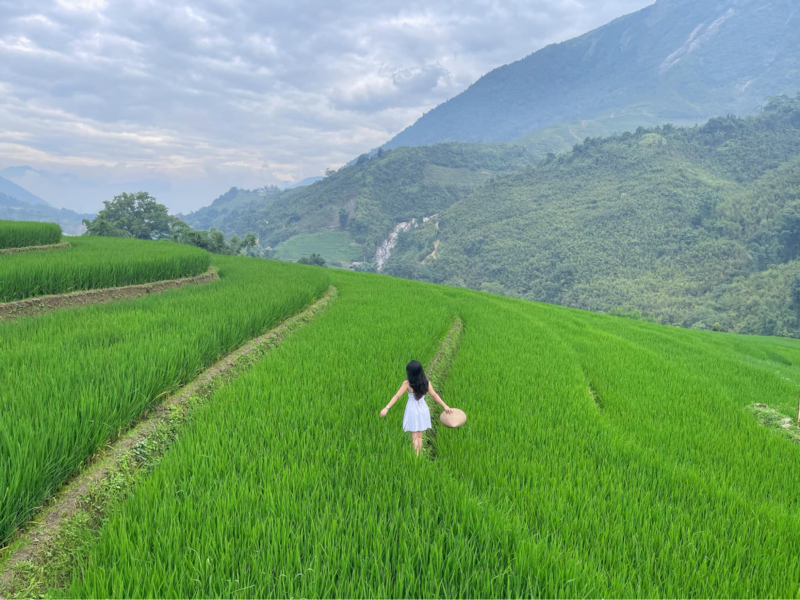 Thỏa sức dạo chơi đồng ruộng trong chiếc váy ngắn nhẹ nhàng cùng phụ kiện nón lá truyền thống