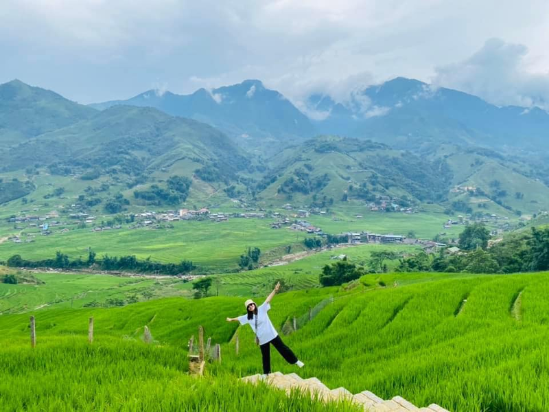 Áo thun rộng, quần kaki và giày bata là tổ hợp trang phục lý tưởng dành cho chuyến du ngoạn mùa lúa đang thì con gái