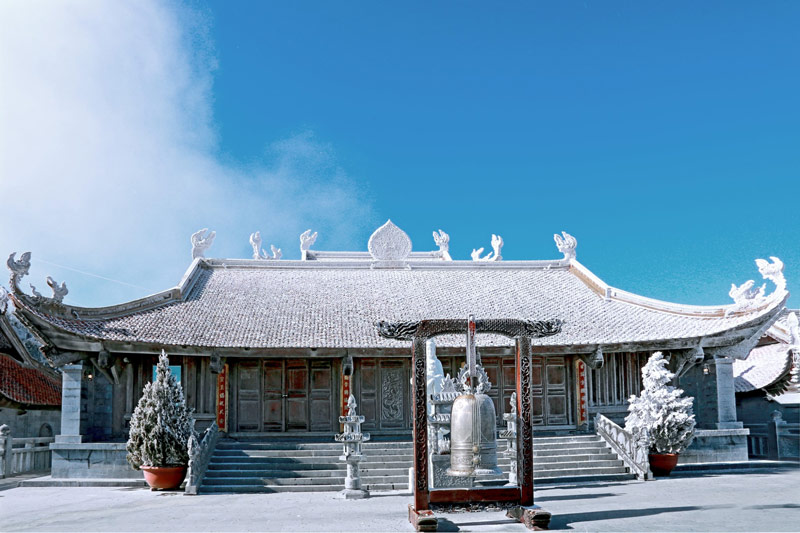 Băng tuyết phủ trắng chùa Bích Vân vào ngày đông giá rét
