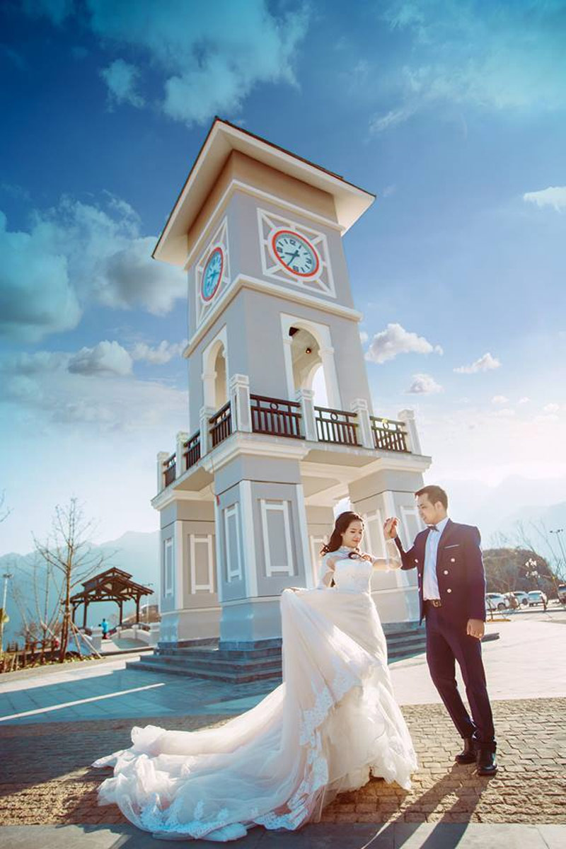 Cặp đôi trẻ chụp ảnh cưới tại tháp đồng hồ