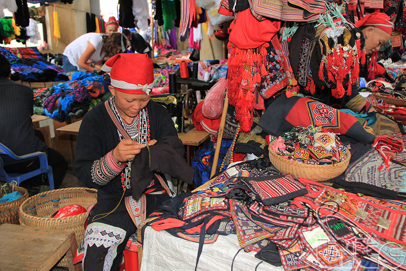 Đồ thổ cẩm dệt tay làm quà lưu niệm được bày đa dạng ở các buổi chợ phiên