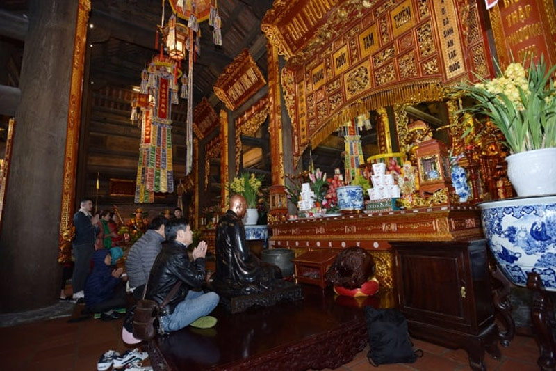 Du khách cầu nguyện tại Đại Hùng Bảo Điện chùa Kim Sơn Bảo Thắng