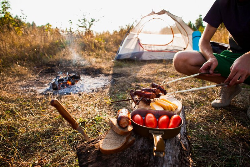 Du khách có thể tổ chức tiệc nướng BBQ trong chuyến dã ngoại Thác Bạc