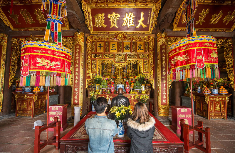 Du khách khấn nguyện tại điện thờ Tam Bảo chùa Bích Vân