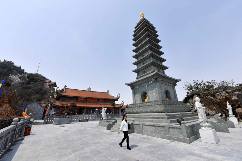 Kinh nghiệm đi Fansipan là du khách kết hợp tham quan Bảo tháp và chùa Kim Sơn Bảo Thắng