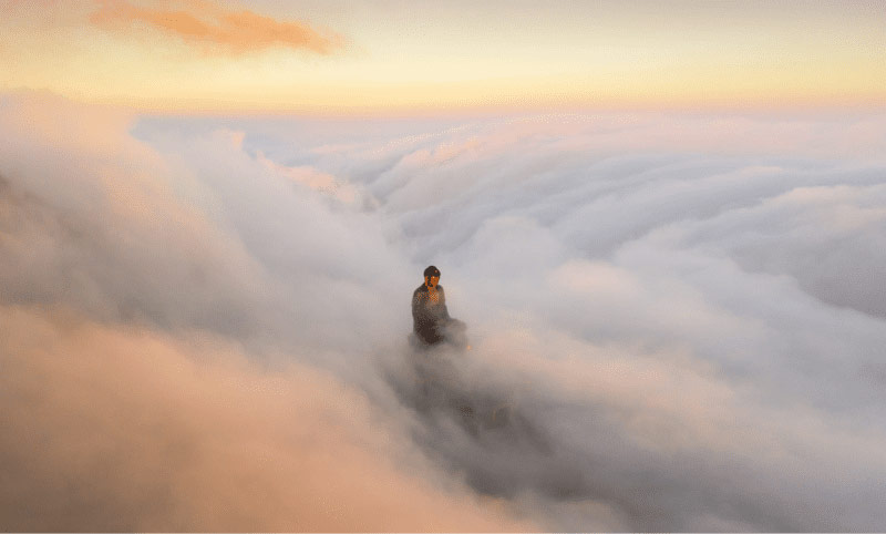 Đại tượng Phật uy nghiêm chìm trong biển mây