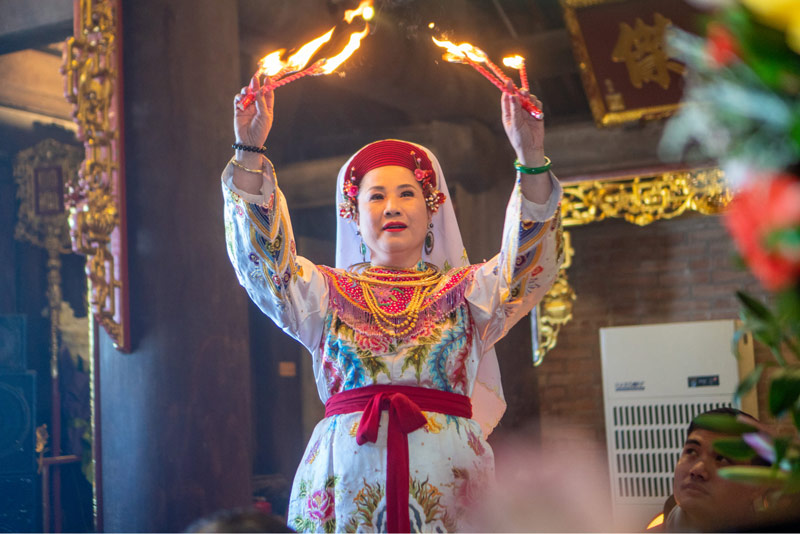 Nghi thức thờ cúng dân gian được cử hành trong lễ hội Đền Mẫu Thượng Sa Pa
