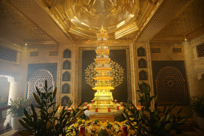 Ngọc Xá Lợi Phật trân quý được đặt bên trong bức tượng đồng