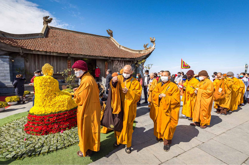 Phật tử và du khách đến tham quan đền thờ Tam Thánh Mẫu vào dịp đầu năm