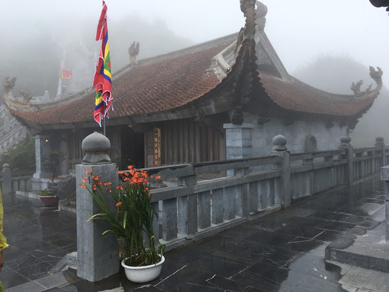 Sương mù bao quanh đền thờ vào buổi sớm lạnh